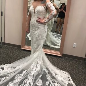 Brand new wedding dress. Never worn. Size 10